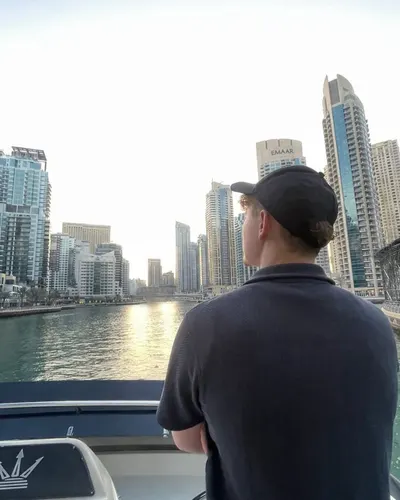 Un des fondateurs de Yacht Club Academy à bord d'un yacht à Dubaï