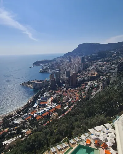 Vue sur Monaco et la mer depuis les hauteurs