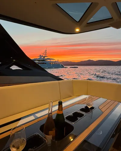 Coucher de soleil vu depuis le pont arrière d'un yacht